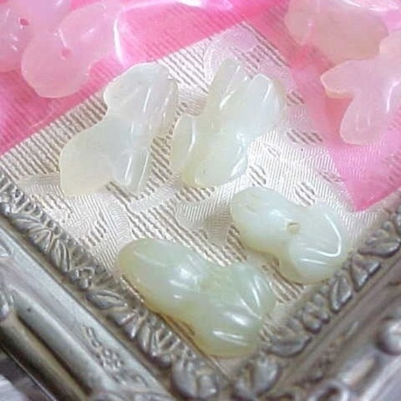 2 Mardi Gras Plague of Frog Toad Light Green Jade Carved Beads Earrings Pair - Picture 1 of 3